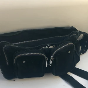 Black suede Nunoo bag - Använd en del men inte så dåligt skick. Köptes för ca 1500kr. Skriv i privata meddelande vid intresse. Frakt tillkommer