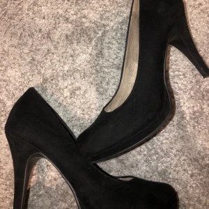 Högklackade skor från Tamaris - Köpte dessa fina skor till balen i 9:an och nu ligger dom bara och samlar damm därför säljer jag dom. De är använda två gånger. Klacken är 8-10cm. Skorna är storlek 38.