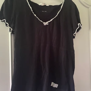 odd molly topp - storlek 3(S/M) nypris 595kr, säljer för 200kr. inte använd så den är som ny. köparen står för frakt