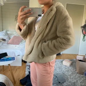 Fakepäljs jacka  - Säljer denna jättefina fakefur jackan från Zara! 💕sparsamt använd i jättefint skick, passar mellan   xs-S köpt för 500 kr 
