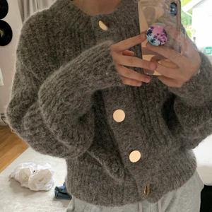 Grå stickad tröja  - Mörkgrå stickad alpaca blend tröja från H&M. Premium quality. Aldrig använd. Köparen står för fraktkostnaden. 