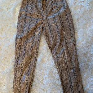 Oanvända orm skinn byxor!  - Helt nya byxor från Pretty Little thing med prislapp! 