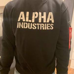 Säljer denna svarta sweater från alpha industries med tryck på. Sparsamt använd. Storlek large. 