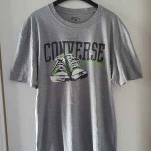 Vintage Converse t-shirt - Vintage grå Converse t-shirt i storlek L. Fraktkostnad blir 45kr.