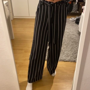 Randiga byxor - Säljer mina randiga kostym byxor ifrån only. Dem är knappast använda men har ett par likande hemma. Frakt tillkommer