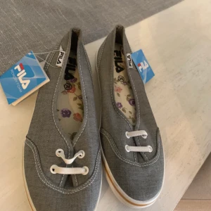 Fila skor - Jag säljer mina superfina och helt oanvända filaskor som tyvärr är försmå för mig, de funkar eventuellt på 37 då det är uttagbara ilägg i skorna💞 startbud 100