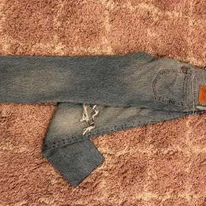 Levis jeans i modellen 501, storlek 26/32🤗 Superfina i skicket! Kan skickas mot fraktkostnad. Dem är lite klippta i längden men skulle fortfarande passa dig som är runt 165 bra✨