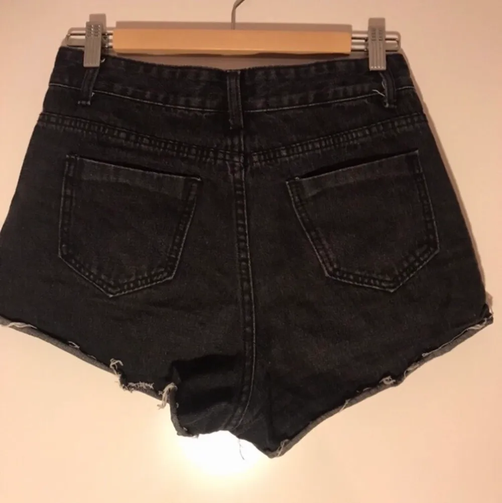 Supersnygga shorts i ”urtvättad” svart färg.                     (Köparen står för frakten). Shorts.