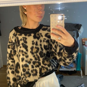 Leo tröja - Köpt på d&d för ca 1år sedan, bra skick och använd några få gånger, köpt pris: 999kr