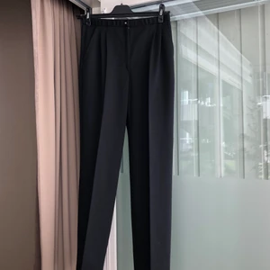 Raka kostymbyxor  - Kostymbyxor med raka ben 🌼 supersnygga med chunkysneakers. Beroende på önskad passform passar dem både mindre och större storlekar. Betalning via swish 💕 frakt 66 kr!