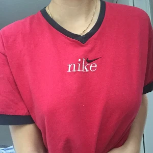 Vintage nike - Tröjan är mer röd i verkligheten. Förutom ett litet hål under armhålan är den i superskick. 🖤För den nördige: denna tröja är ”Made in the US” vilket endast de tidiga nike tröjorna var. Moderna fabriker har ju flyttats till bl.a China. Denna är alltså äkta vintage!  Finns många äldre nike tröjor som denna, vilka säljs som samlar items🖤Budgivning över kl 18:00 15/9 