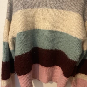 Stickad tröja  - Fin stickad tröja från h&ms premium Quality kollektion. Sparsamt använd så fint skick! 