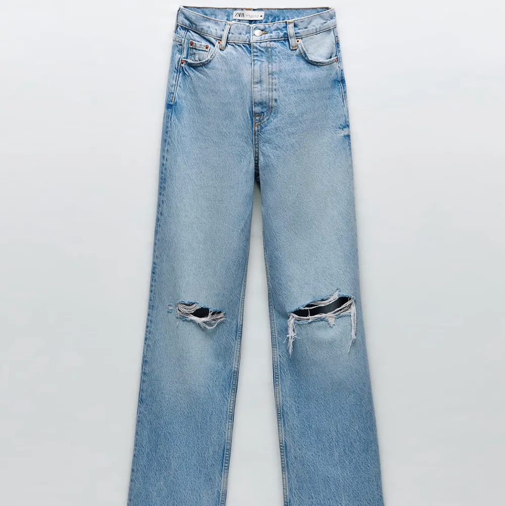 💜Svin snygga vida jeans med hål i knäna likande gina byxorna🤍slutasålda! Buda ifrån 300kr ink frakt 🧚🏼. Jeans & Byxor.