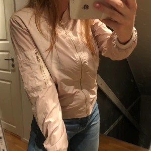 Ljusrosa bomberjacka  - Har aldrig användt denna, köpte den för flera år sedan på new yorker men tyvärr har den aldrig kommit till användning. Jackan har guldiga detaljer 🤩