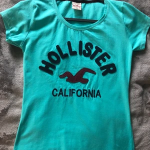 Hollister t-shirt, använd 1 gång - •Strl M, men upplever den mindre. Kanske som en Xs/S •Jättebra och stretchig material  🧺Tvättad efter användning  📍Kan mötes upp i Mölnlycke  🚫Djurfritt och rökfritt hem  📬Kan skickas mot fraktkostnad