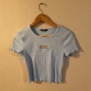 Blå tshirt - Blå tshirt med blommor från shein, aldrig använd i stl. L men passar XS-S