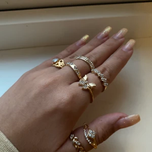 Ringar - Helt nytt paket med ringar! Säljer för råkade köpa för många ”set”. Frakt ingår inte i 80kr 🥰