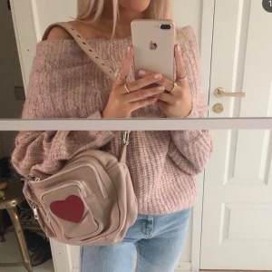 Nunoo väska  - Säljer min underbara nunoo väska från deras limited collektion så den finns inte kvar, köpt i köpenhamn och är väldigt sparsamt använd, så fin å söt 💕