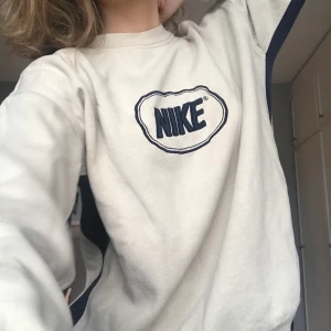 Nike sweatshirt - Vintage Nike-tröja. Den är beige med mörkblått tryck och rivärer under armarna. Felfritt skick! Vet inte exakt pris men lägg gärna bud i kommentarerna vid intresse 🕺 (budgivningen avslutas 21/11 kl.12.00) köparen står för frakt<3