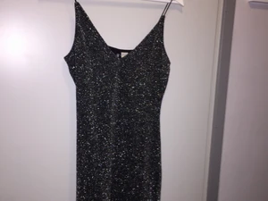  glitter klänning  - HM. Silvrig glitterklänning. Spagetti-strap. Spagetti band. Tight. Strl 36. Använd 2 gånger. Säljer pga fick dubbletter. 80 kr