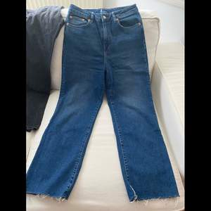 Ett par breda jeans från lager157 storlek 38