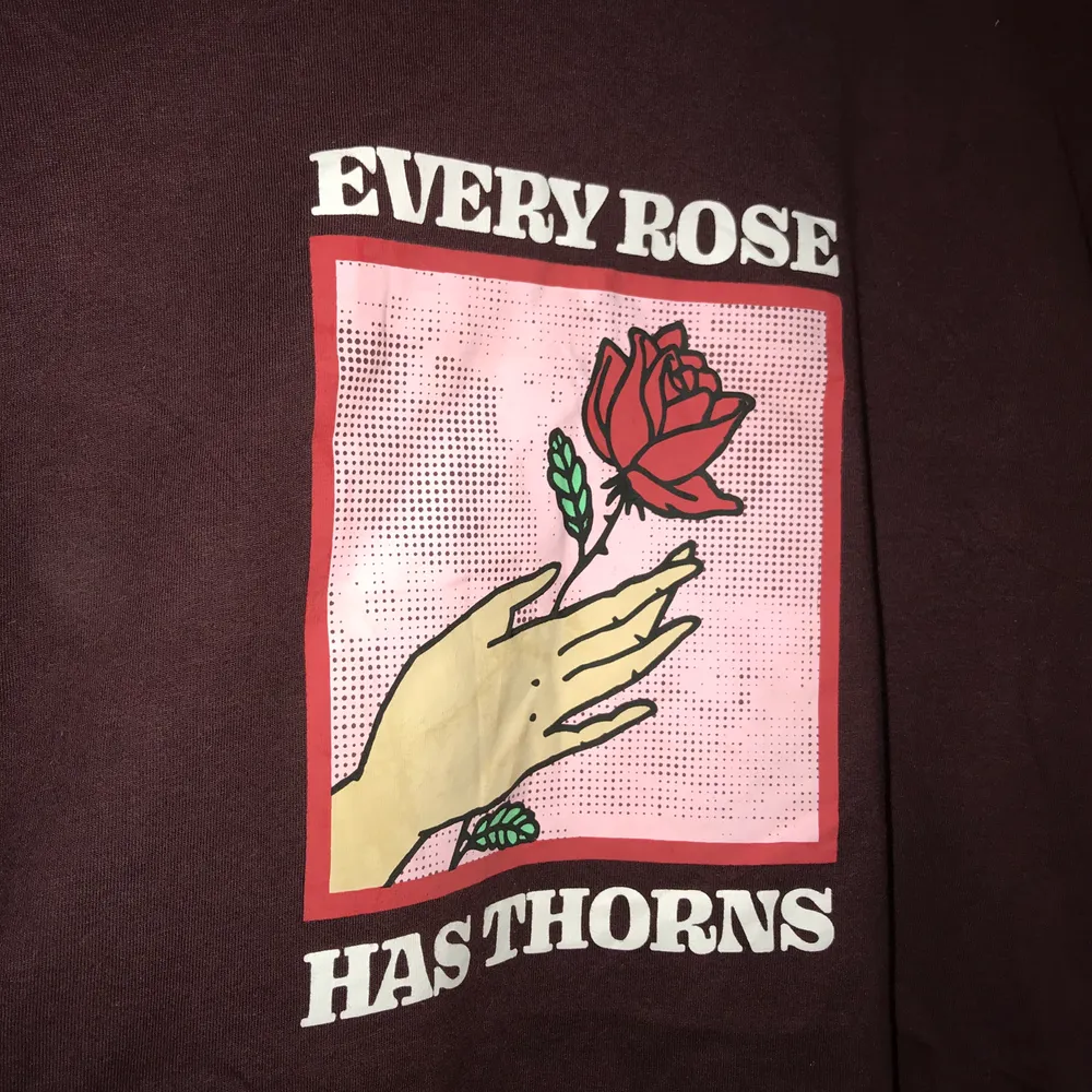 Snygg vinröd T-shirt med ros motiv och text på framsidan. 🥀Köpt på H&M i storlek XL. Använd ett fåtal gånger och säljer pga att den inte används. Tredje bilden är för att visa färgen lite bättre. Vinröd ish i verkligheten🌹💞. T-shirts.