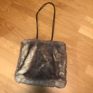 Pälsväska  - Superfin väska ”päls”, 80kr plus 44kr i frakt