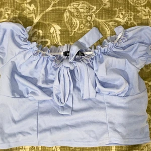 Crop top blå stl 38 - Blå crop top stl 38 använd 1 gång. Kan mötas upp elr posta men köpare står för frakten 