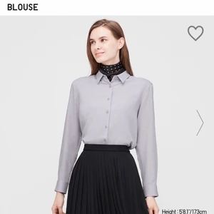 Skjorta/blus från Uniqlo - En underbar skjortblus från Uniqlo. Färgen är mer grå än bilderna! Materialet är underbart och så skönt. Använd en gång. 