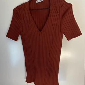Brun topp från Chiquelle - Brun, v-ringad topp i strl. onesize från Chiquelle, säljer då den inte passar helt hundra på mig som är en S. Skulle säga att den sitter bättre på M/L! Säljer för 75 kr, ev fraktkostnad tillkommer (du kan välja fraktalternativ beroende på vikt)!