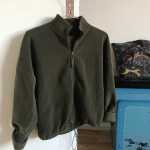 Mysig fleece  - Här har du en mysig och mjuk och gosig fleece-aktig tröja<3 