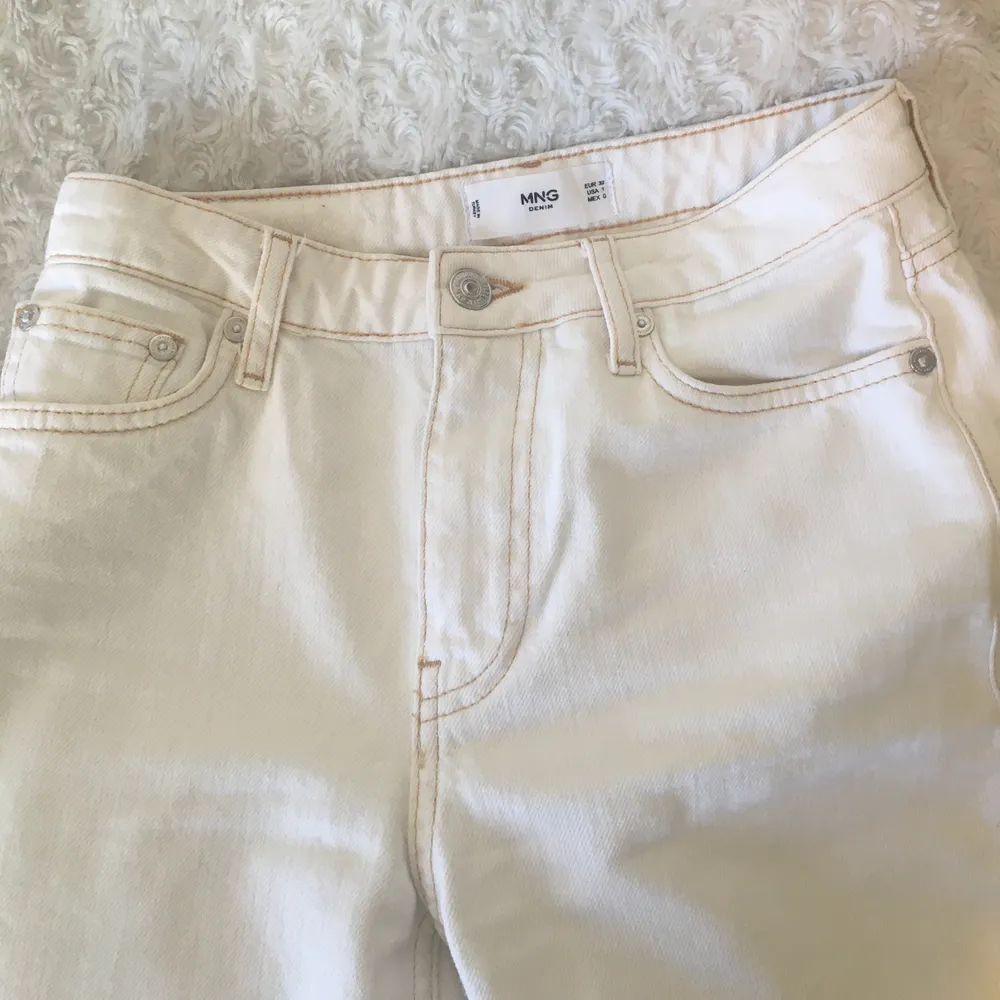 Säljer mina vida beige-vita jeans från mango i storlek 32. De är egentligen cropped men går ner till anklarna på mig som är kort. Helt oanvända så de är i perfekt skick, säljer pga för små. Jeans & Byxor.
