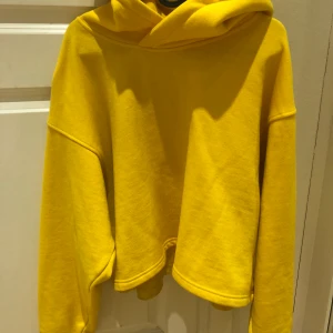 Oversized hoodie  - En fin gul oversized hoodie i fint skick. Endast använd ett fåtal gånger. Storlek L men sitter snyggt och oversized på mig som bär S. Fler bilder kan skickas om det så skulle önskas. Köpt på bikbok för 179kr. 