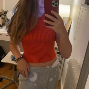 Zara tröja - Säljer min skit snygga tröja från Zara i ett mycket skönt stickat material, perfekt till vardags och fest! Den är i en röd/orange färg och Stl M, finns inte att köpa längre! 🔥