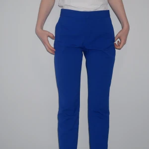 Kostymbyxor Zara  - Sååå fina klarblåa kostymbyxor från Zara, köpta för 2 år sedan. Sparsamt använda, då de blivit lite bortglömda! Säljer av just den anledningen. Modell är min syster, 166cm lång, brukar ha xs/s i kläder. Pris och frakt kan alltid diskuteras vid snabb affär! ;) Bara att höra av sig för fler bilder 