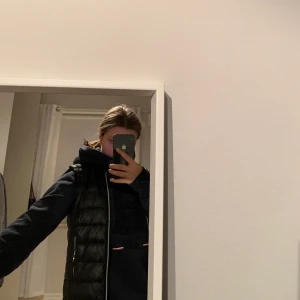 Svart väst super fin - En svart väst från mango storlek s, orginalpris 300 kr