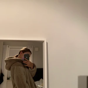 Teddy jacka, super mysig🥰 - En mysig teddyjacka med fluff inte super gammal från mango. Storlek Xs/S