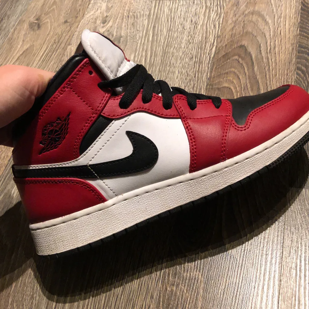 Gör en intressekoll på mina äkta Air Jordan 1 mid Chicago, har inte kvar kvittot men har kvar orginal lådan till skorna. Dom är sparsamt använda men som man ser på bilden har dom creasat lite. Buda i kommentarerna (budet startar från 1400) och meddela mig om du är intresserad:)Köp direkt för 1600. Skor.