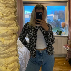 Leopard kofta men knappar - Leopard kofta med knappar från hm. Storlek m men passar även xs och s 