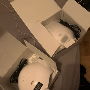 Uv lampor - Aldrig använt. Mamma beställde dom till mig som present men ska sluta med naglar och börja med fransar därför väljer att sälja dom. Hon köpte båda för 499 och jag säljer båda för 350kr. Kan även frakta och mötas upp