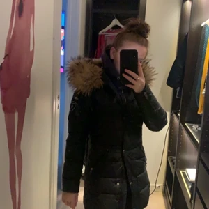 Rock and blue jacka stl 34 (XS) - Säljer min rock and blue jacka, den är använd i bara va 4 månader några gånger, fint skick med fin päls. Pris diskuteras vid snabb affär.