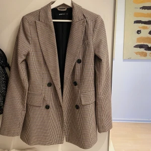 Blazer Kavaj - SUPERSNYGG kavaj/blazer i rutigt mönster! Blir inte skrynklig, bra kvalité! Säljer pga har en annan liknande... I strl 36, men oversized i passform. Inga defekter. Köparen står flr frakt (65kr). 
