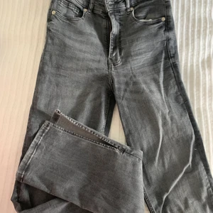 Zara byxor med slits - Ett par snygga byxor med en slits, de är nästan aldrig använda då de inte riktigt är min stil längre 