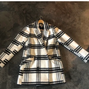 Rutig kappa - Säljer denna rutiga kappa. Jättefin passform och i väldigt fint skick. Bara använd en vår. Inga fläckar eller skador. (Frakt tillkommer)