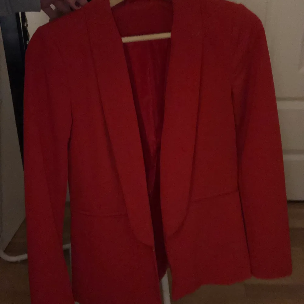 Säljer min röda blazer som ej passar längre. Kostymer.