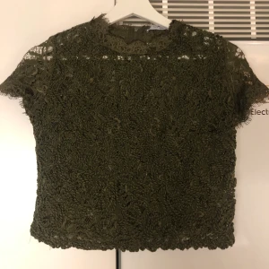 Spetströja ZARA - Säljer fin militärgrön spetströja från Zara i storlek S. Köparen står för frakt 59kr