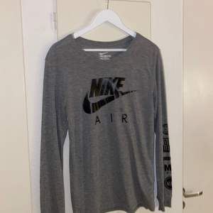 Denna coola grå tröja från Nike köpte jag från Urban outfitters för några år sedan. Inte använd många gånger heller så är i fint skick. Köpt på killsidan så lite stor för att vara small. Säljer denna för 130kr (FRAKT INGÅR). Fler bilder går att få om man är intresserad :) 