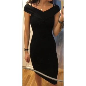 Svart klänning från Ginatricot - Märke : Ginatricot  Typ : Klänning  Storlek : xs  material : 92% bomull 8% elastan  Färg : Svart  Kroppstyp : Kvinna  Skick: begagnade