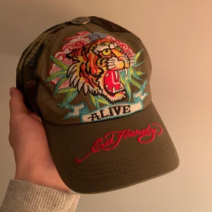 Ed Hardy trucker keps - Ed Hardy keps som tyvärr inte används just nu. Mörkgrön med camouflage mönster & snapback. Priset är 299kr med gratis spårbar frakt