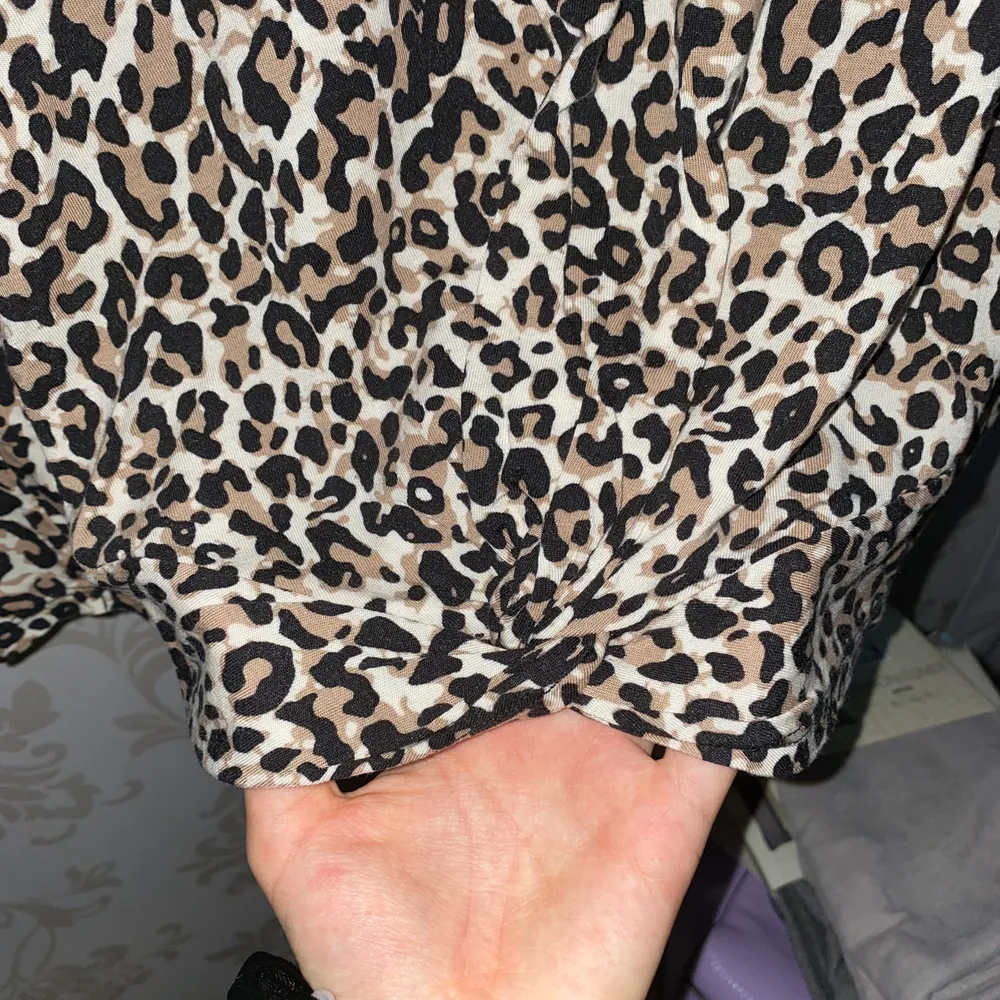 En leopard tröja från lindex i strl 158/164, är som en xs/s i storlek. Frakten är inkluderad i priset och den är i nyskick. 💗kram. T-shirts.